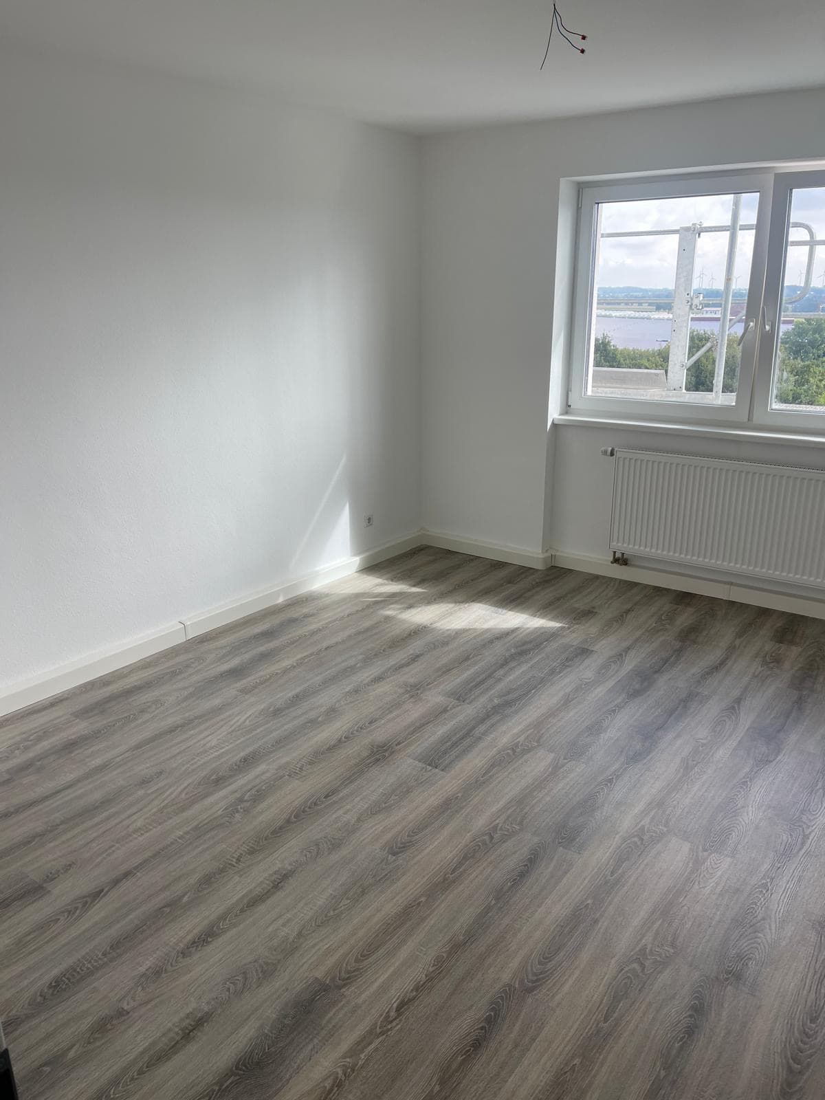 Vinyl-Designboden in Eichenoptik — Böden, NRW · Deutschland · Trust NordBau