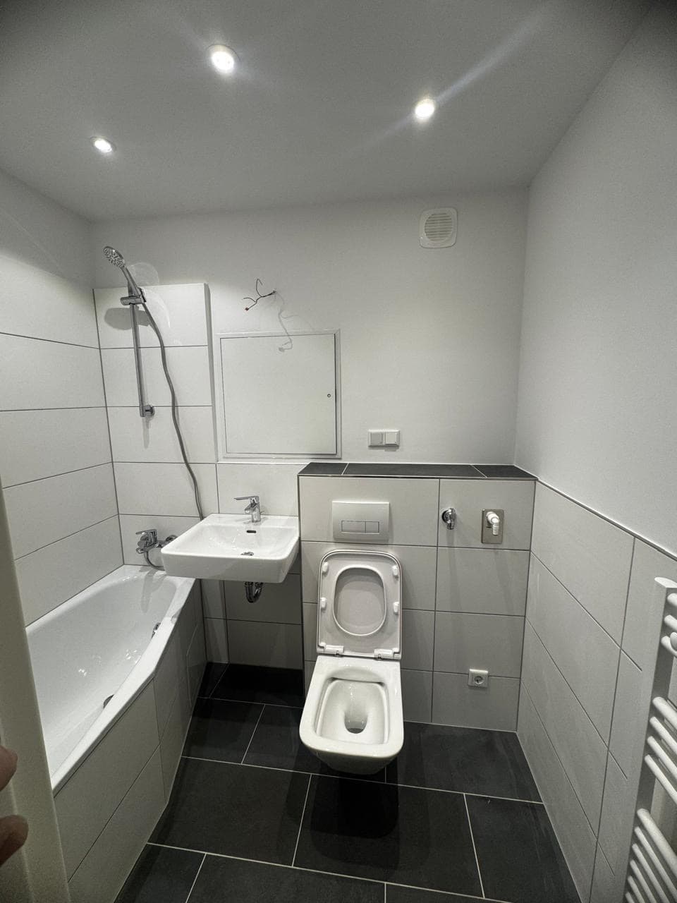 Wannenbad mit grauer Steinoptik — Bäder, NRW · Deutschland · Trust NordBau