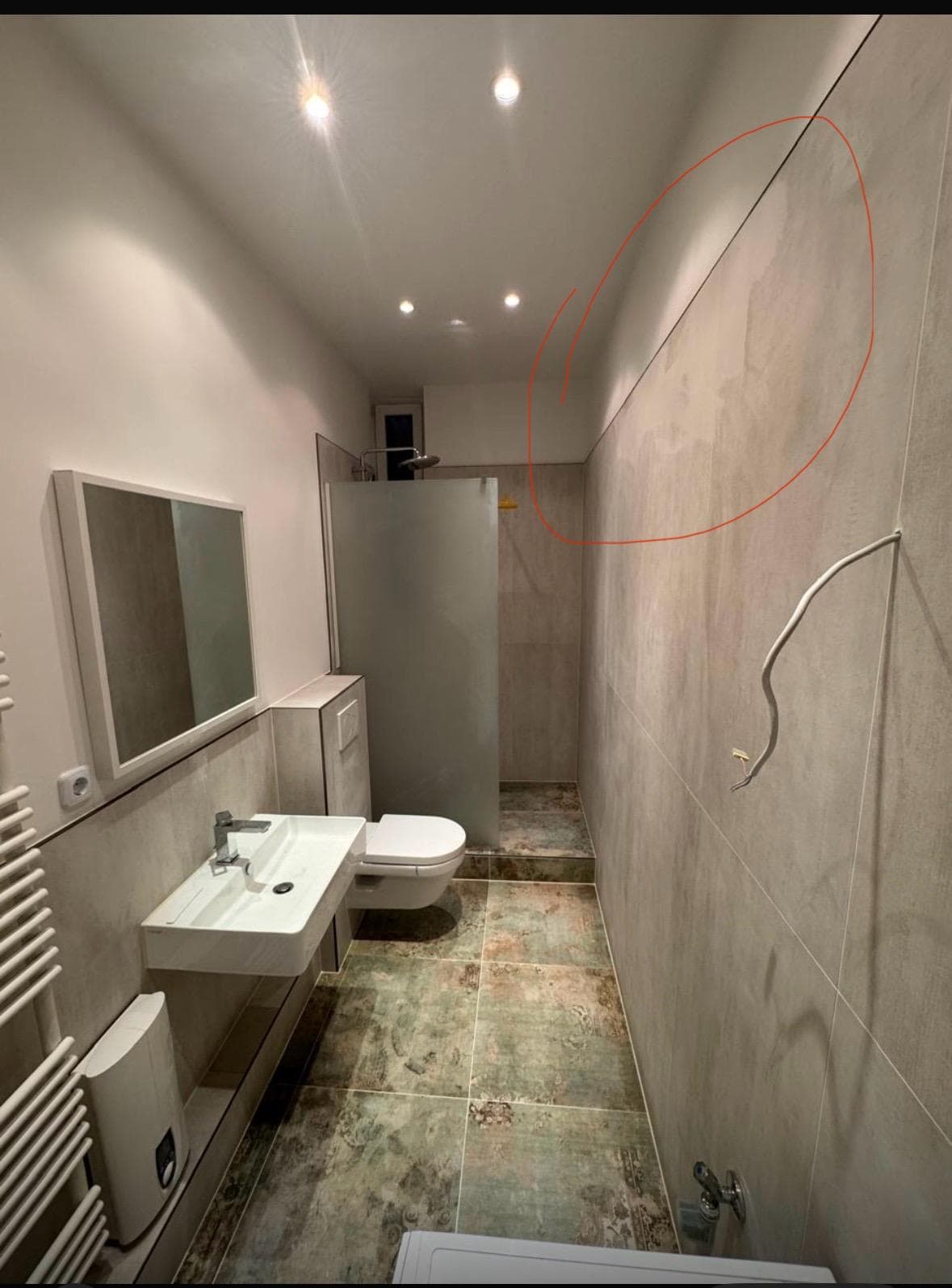 Schmales Gäste-WC mit Großformatfliesen — Bäder, NRW · Deutschland · Trust NordBau