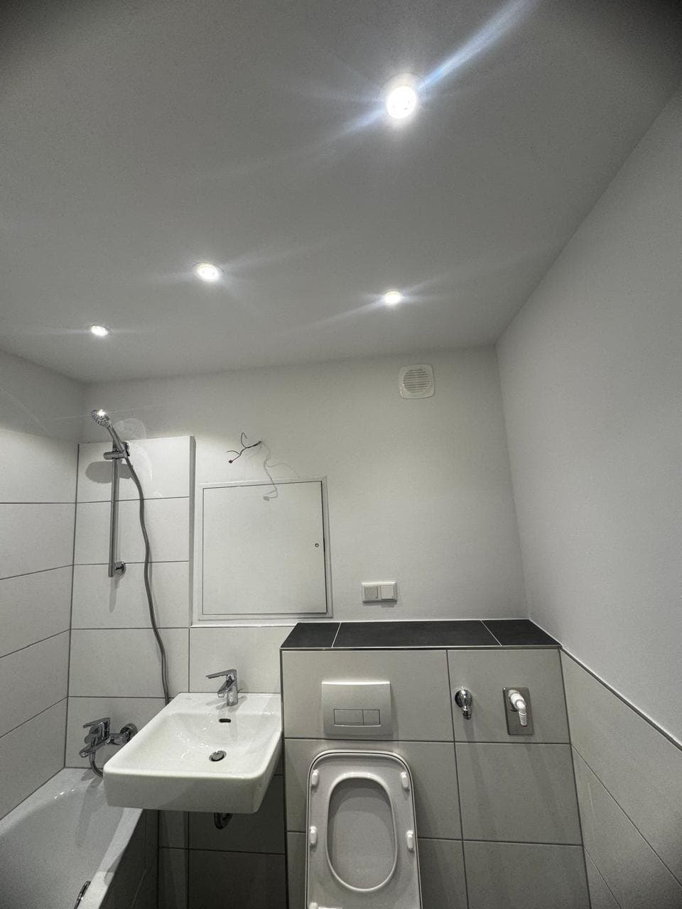 Kompaktbad mit Badewanne und WC — Bäder, NRW · Deutschland · Trust NordBau