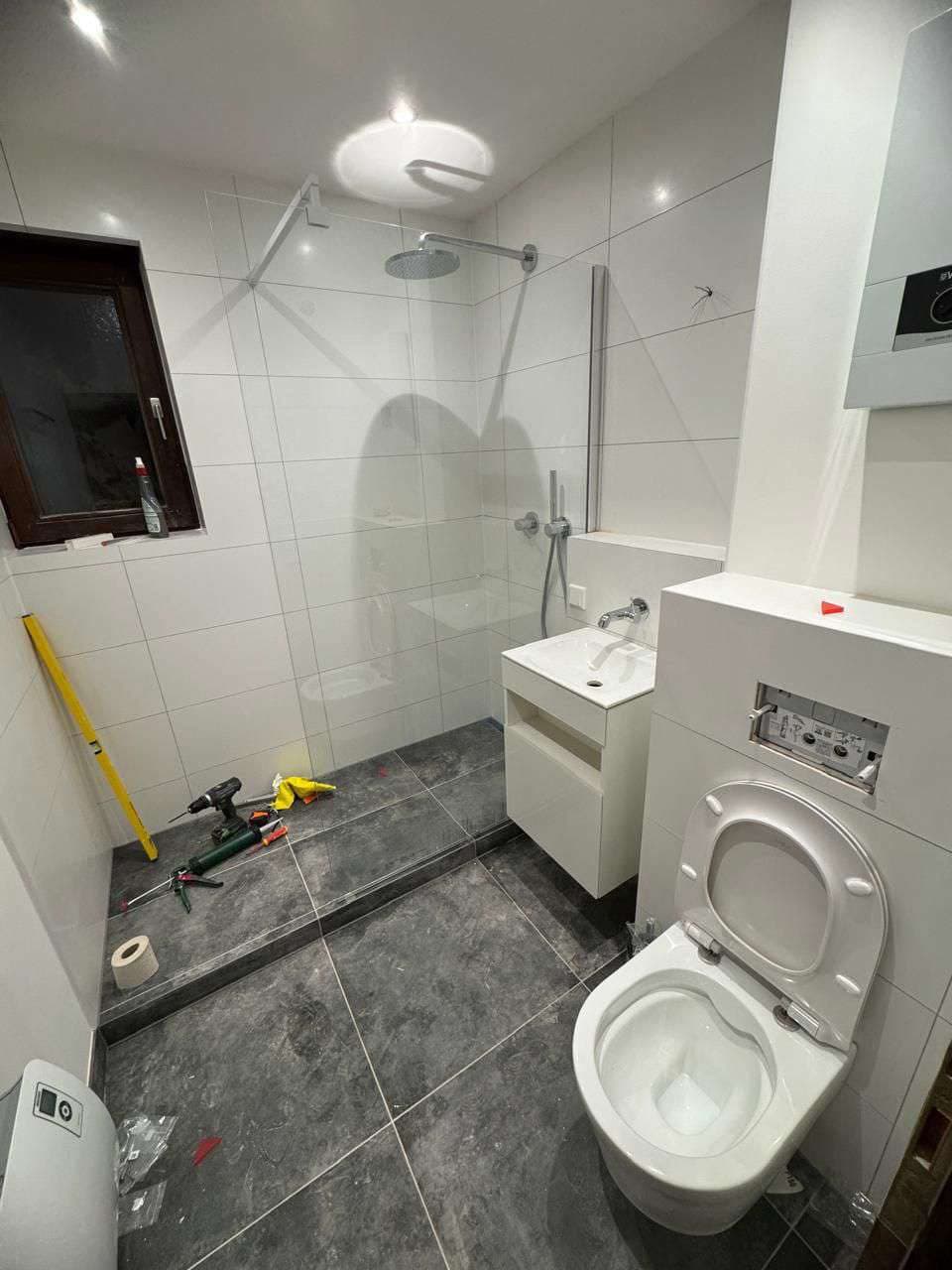 Bad: Fliesenmontage → fertige Dusche — Bäder, NRW · Deutschland · Trust NordBau