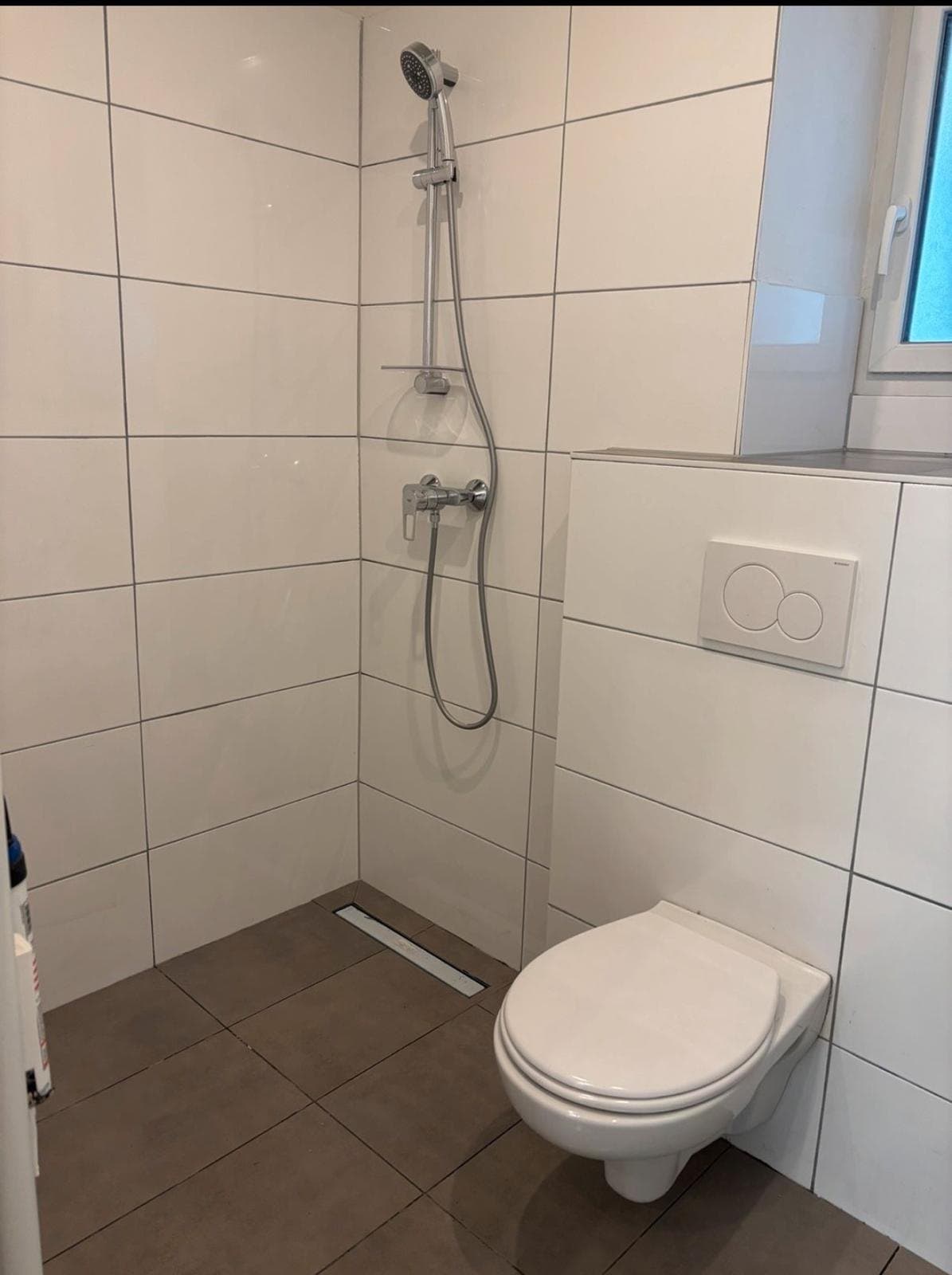 Bad, weiß gefliest mit bodengleicher Dusche — Bäder, NRW · Deutschland · Trust NordBau