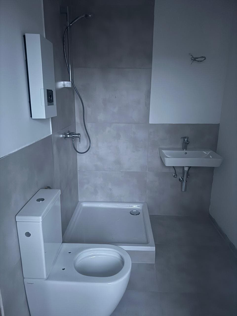 Kompaktbad in Grau, bodengleiche Dusche — Bäder, NRW · Deutschland · Trust NordBau