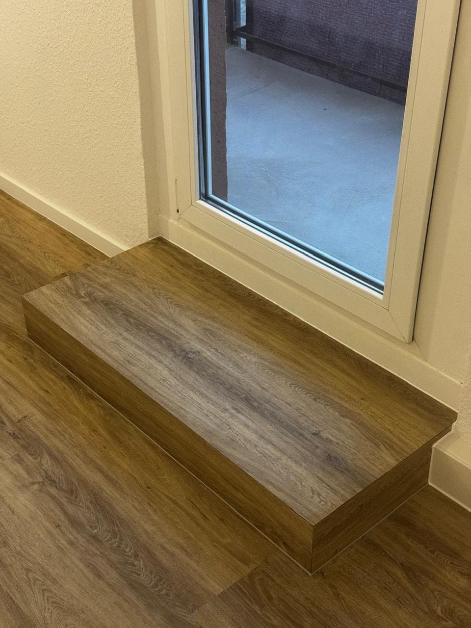 Vinyl-Designboden mit gearbeiteter Fensterbank — Böden, NRW · Deutschland · Trust NordBau